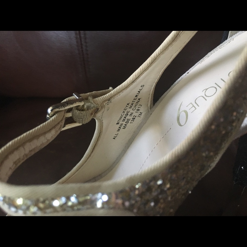 Gold & Black size 7 unique platform pump heels - Picture 8 of 8